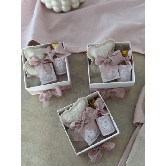 Kutu içerisinde Etiketli Koku Kesesi & Kolonya Şişesi Kutu içerisinde Etiketli Koku Kesesi & Kolonya Şişesi